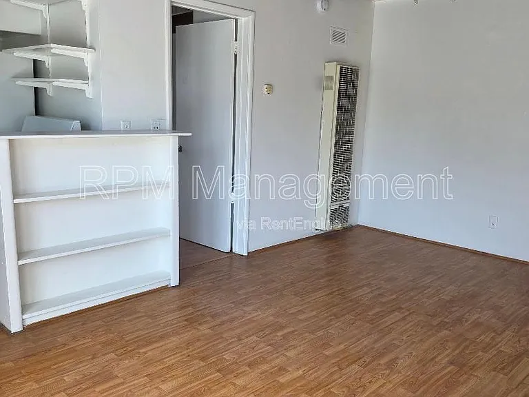 1909 N Beachwood Dr #12 — Photo 1