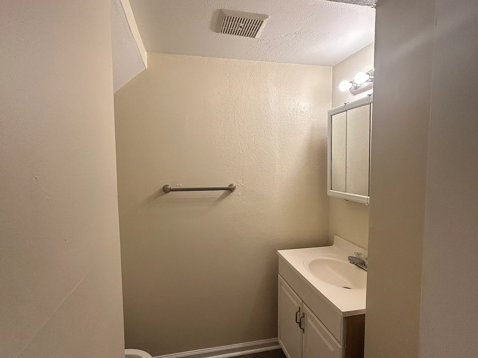 2 bed, 1.5 bath, 1200 sqft, $1,100 — Photo 3