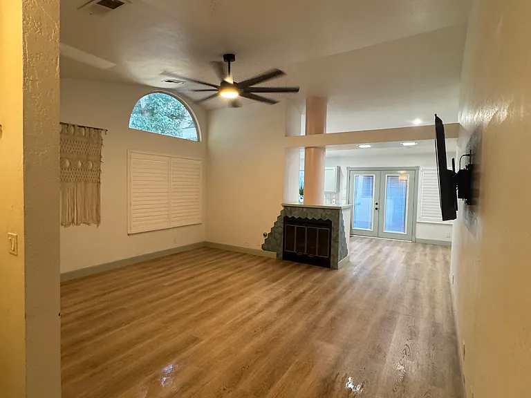 2211 N Pinkham St — Photo 2