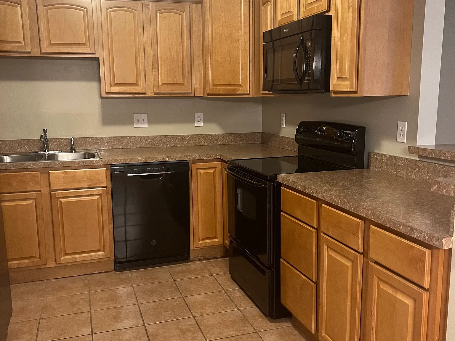 3 bed, 2.5 bath, 1884 sqft, $1,745 — Photo 3