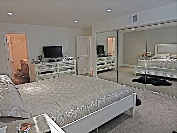 5th image of 302 N Oakhurst Dr