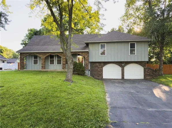 6418 Woodstock St, Shawnee, KS 66218