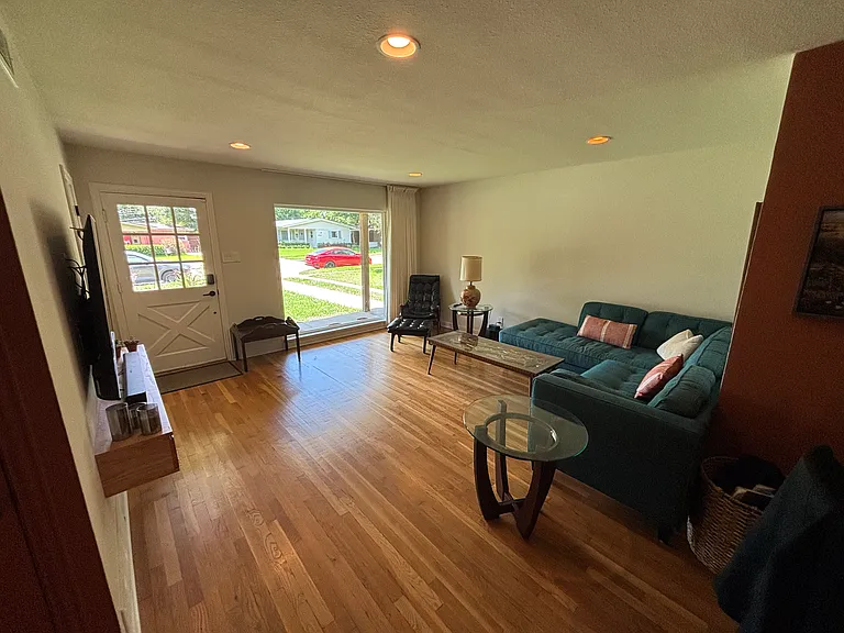 6727 Hialeah Dr — Photo 4