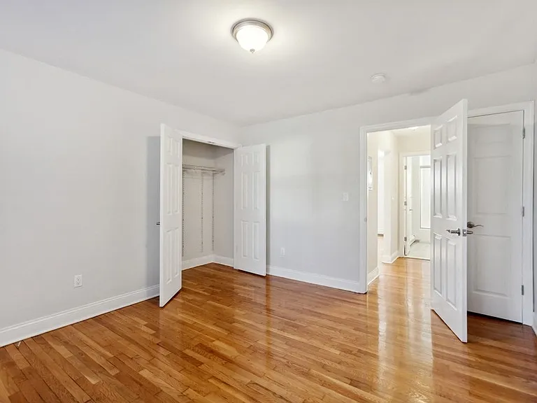 Sherwood Court Apartments — Photo 10