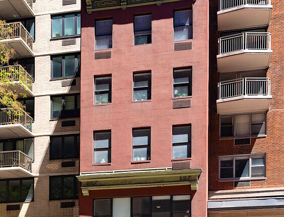 3rd image of 127 E 34th St #101