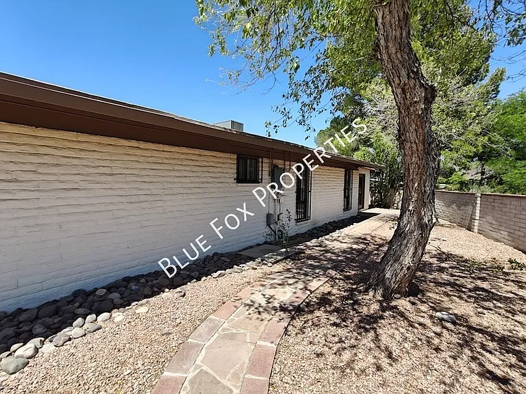 2781 W Calle Carapan — Photo 31