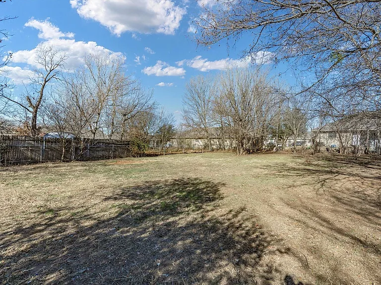 807 Adkins St — Photo 11