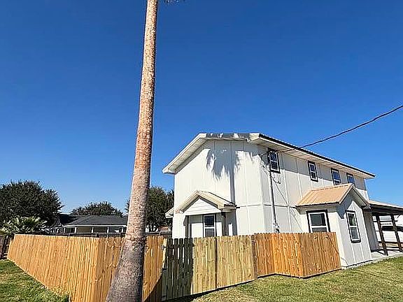3rd image of 223 E 15th St
