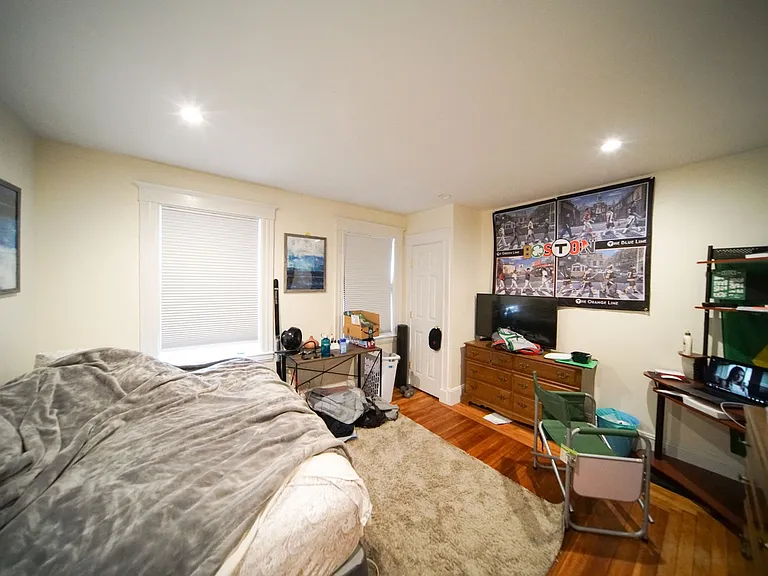 20 Sawyer Ter #1 — Photo 4