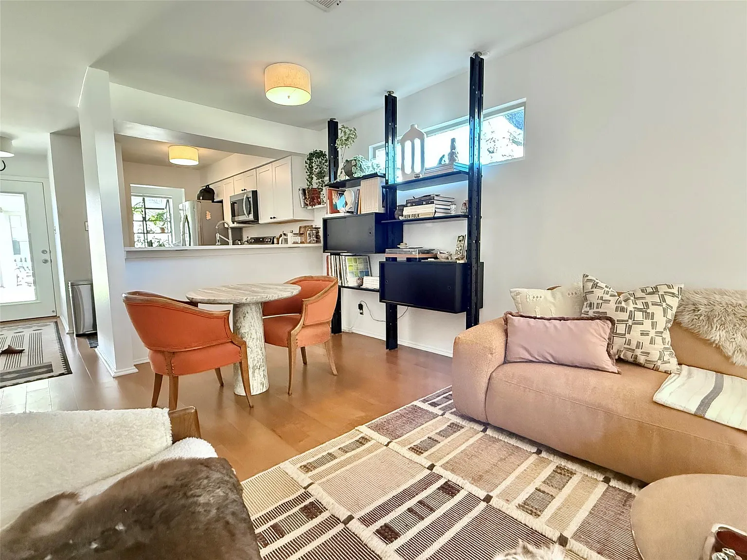 2 bed, 2.0 bath, 928 sqft, $2,200 — Photo 3