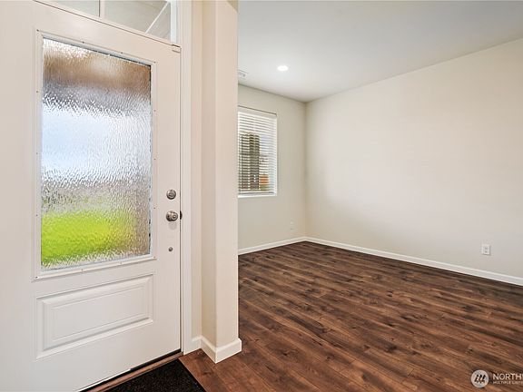 4th image of 682 Sigrist Drive E