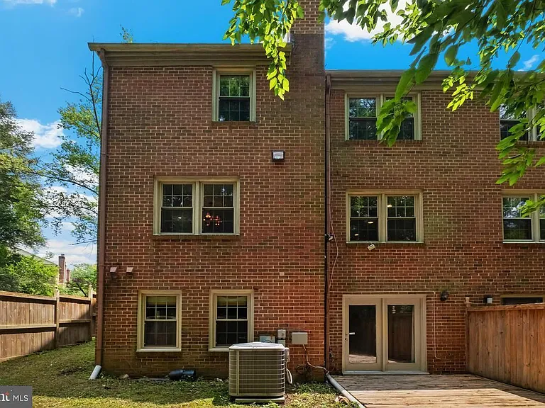 11426 Dorchester Ln — Photo 32