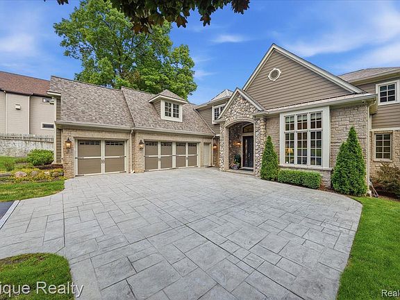 3rd image of 4312 Sashabaw Rd