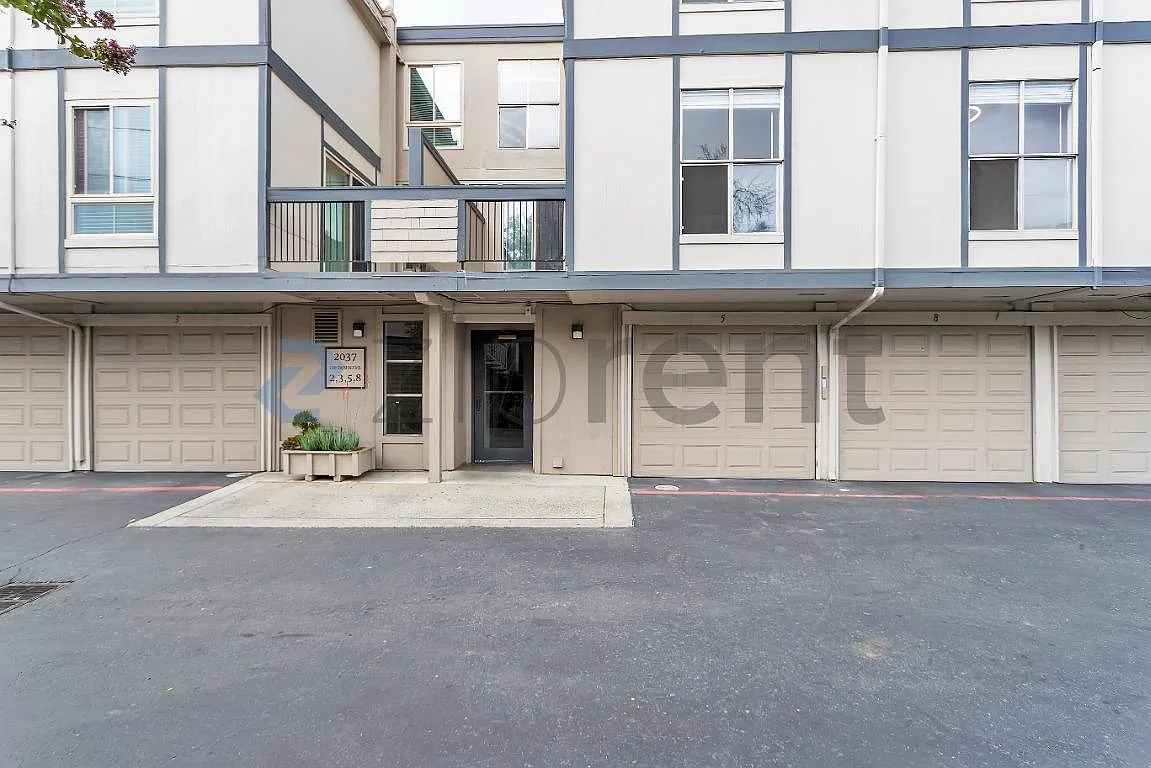 3 bed, 1099 sqft, $2,950 — Photo 2