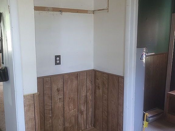 4th image of 1121 E Harvey Ave