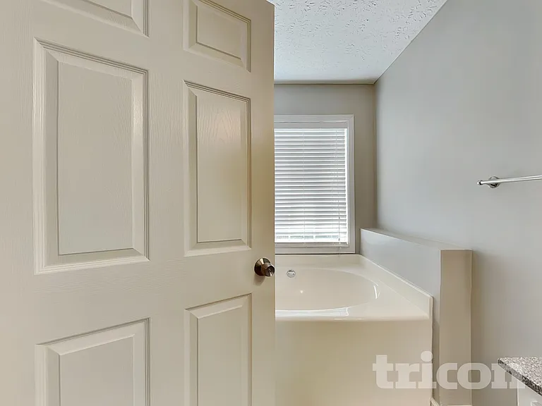 2051 Meadowglen Ln — Photo 21