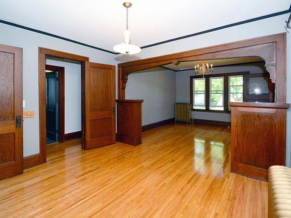 2nd image of 172 King St W