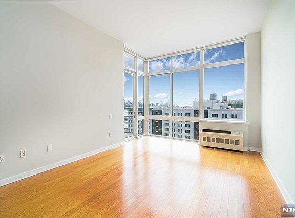 3rd image of 1807 Hudson Park #1807