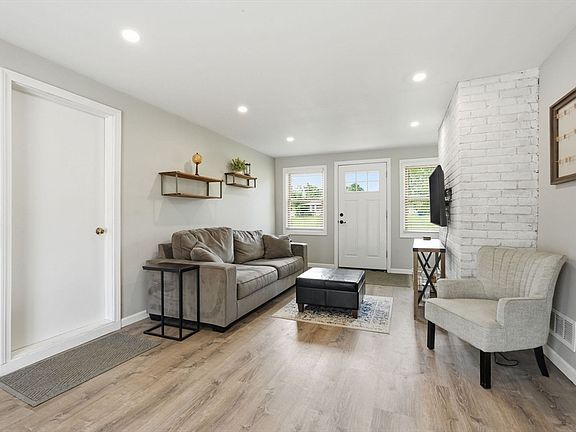 5th image of 25 Paulson Dr