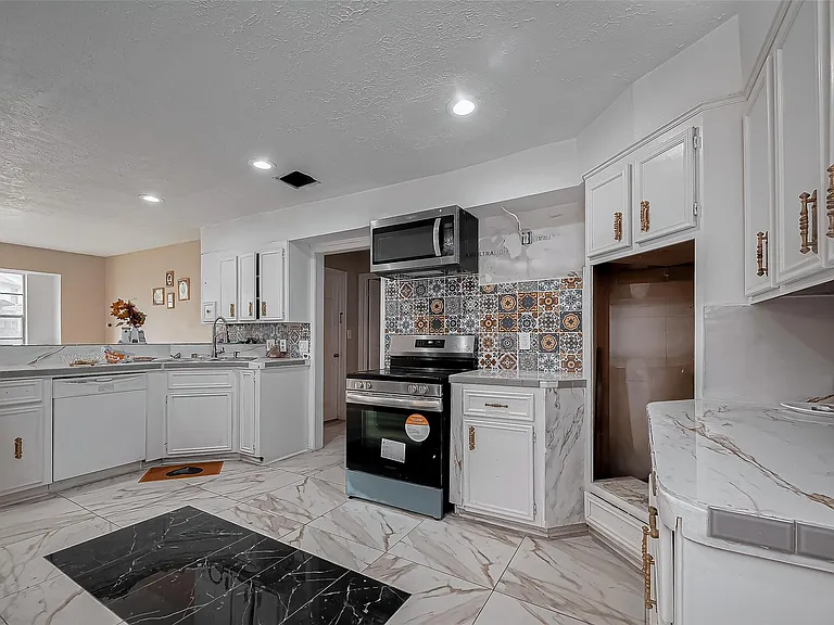 811 Loire Ln — Photo 8