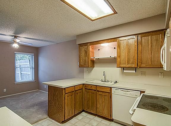 5th image of 542 Essex Pl