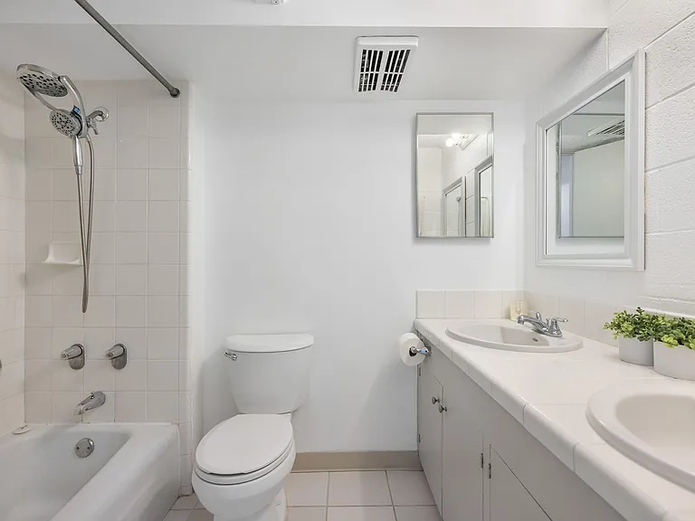 2501 Coyne St #205 — Photo 11