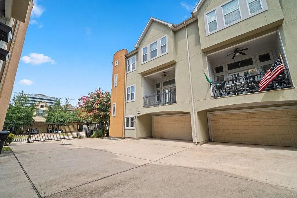 3 bed, 3.5 bath, 2286 sqft, $2,900 — Photo 3