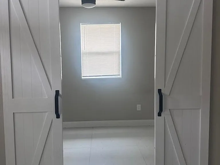 2726 Miami Ter #B — Photo 17