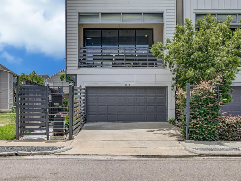 1512 Stuart St — Photo 4