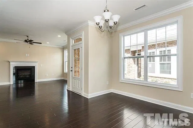 4 bed, 2.5 bath, 2138 sqft, $2,200 — Photo 2