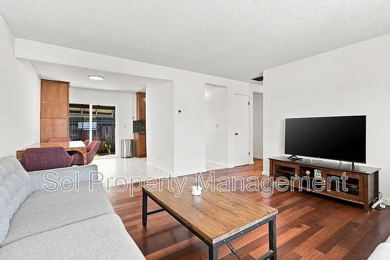 3 bed, 1.5 bath, 1080 sqft, $5,200 — Photo 3