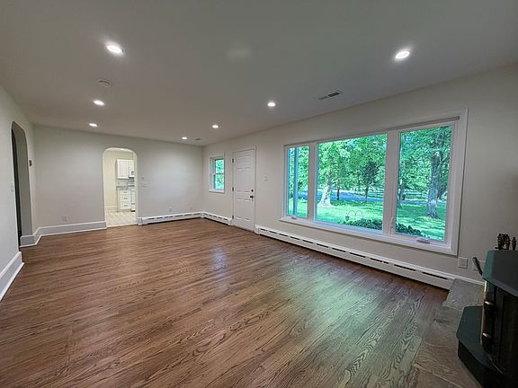 3rd image of 1014 Pecan Dr