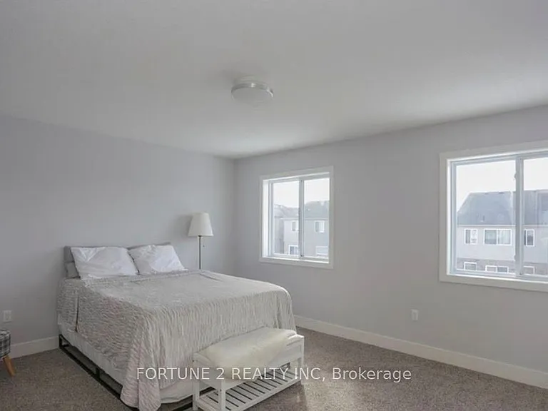 1877 Foxridge Cres — Photo 9
