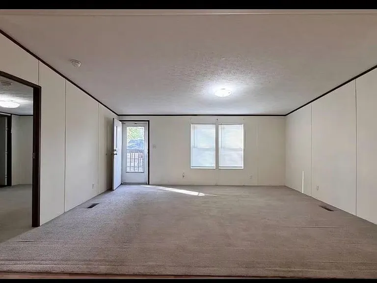1430 W Howard Ln — Photo 7