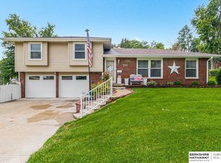 705 Hogan Dr, Papillion, NE 68046