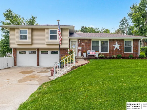 705 Hogan Dr, Papillion, NE 68046