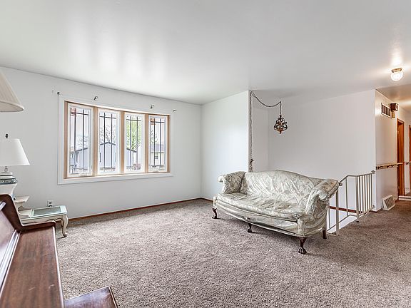3rd image of 4418 Arbutus Ln