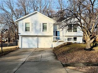 7904 Little Ln, Liberty, MO 64068