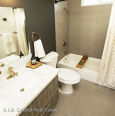 5th image of 14133 Calvert St #13