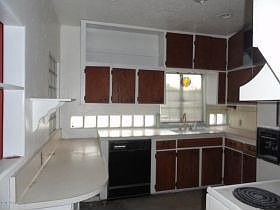 2nd image of 645 E Elm St