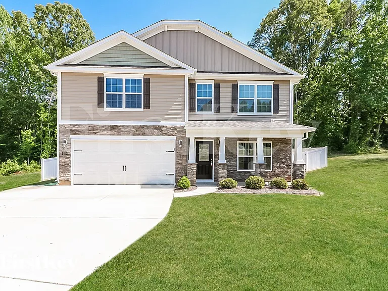 310 Sawyer Ln — Photo 1
