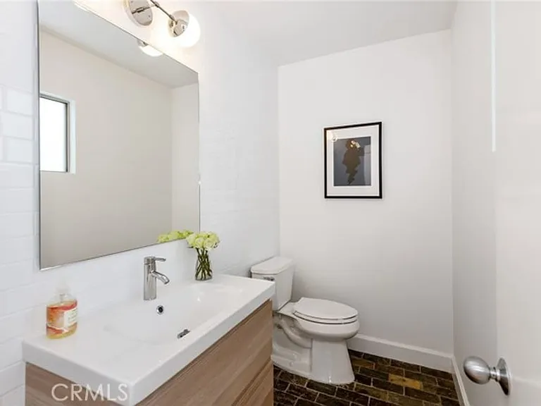 22526 Friar St — Photo 16