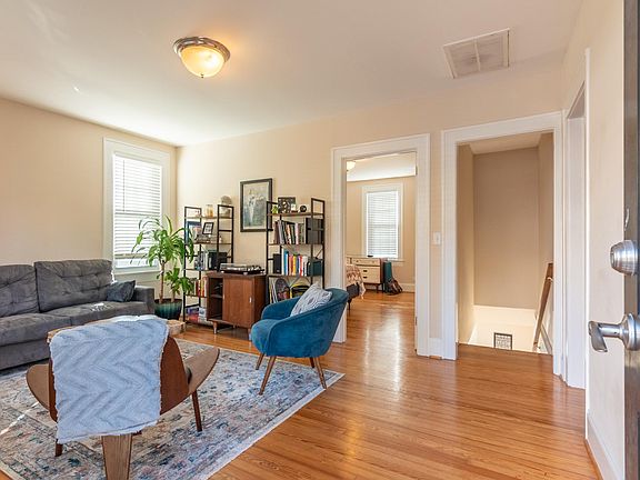 5th image of 547 Montgomery St NE
