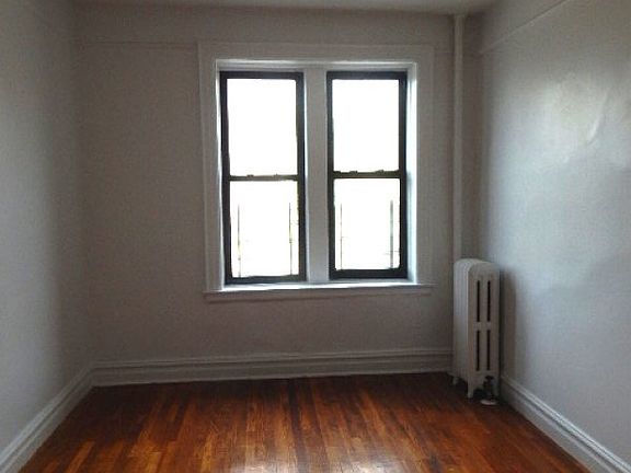 3rd image of 36 Bedford Park Blvd E APT 2d