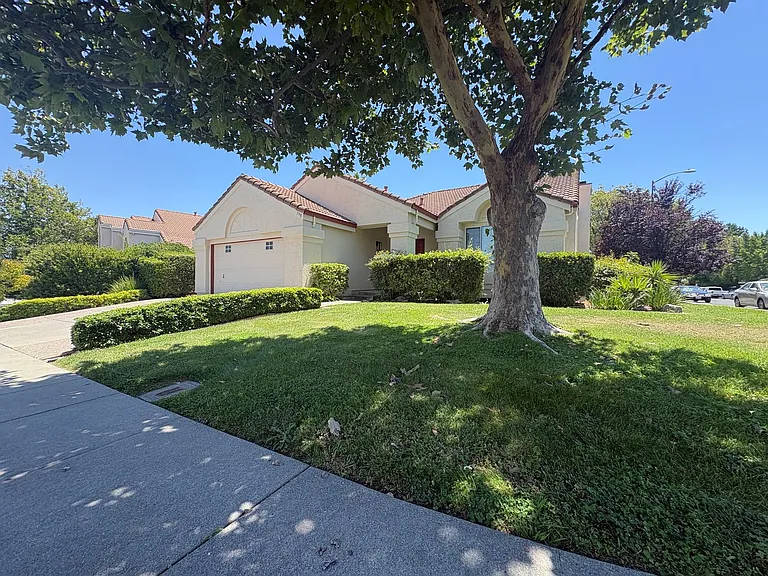 798 Shannon Dr — Photo 1
