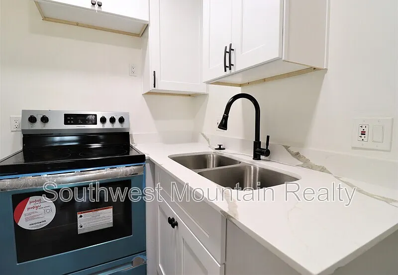 Studio, 1.0 bath, 556 sqft, $595 — Photo 2