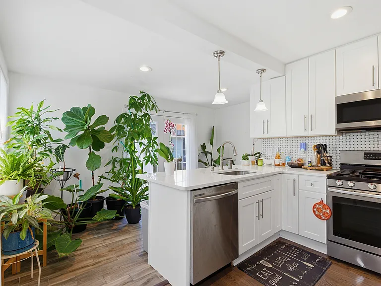 4318 Lawrence St — Photo 9