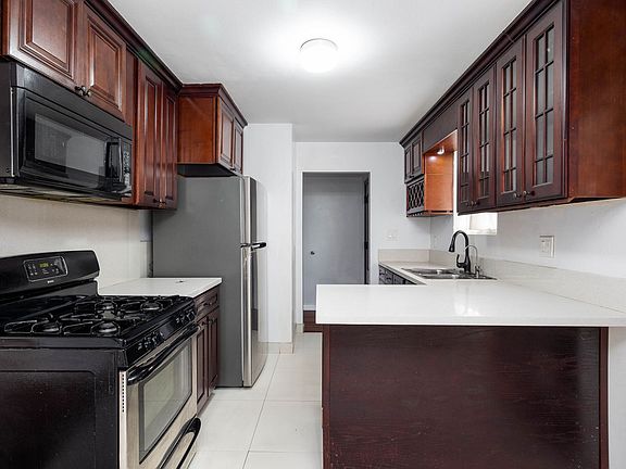4th image of 7718 Woodbine Way