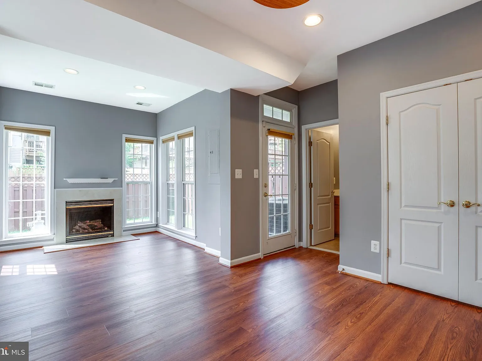 4 bed, 3.5 bath, 2462 sqft, $3,200 — Photo 4