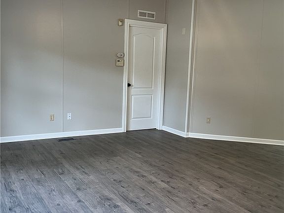 5th image of 211 Roping Ln